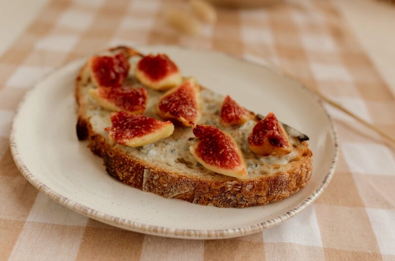Tostada de higos con queso azul