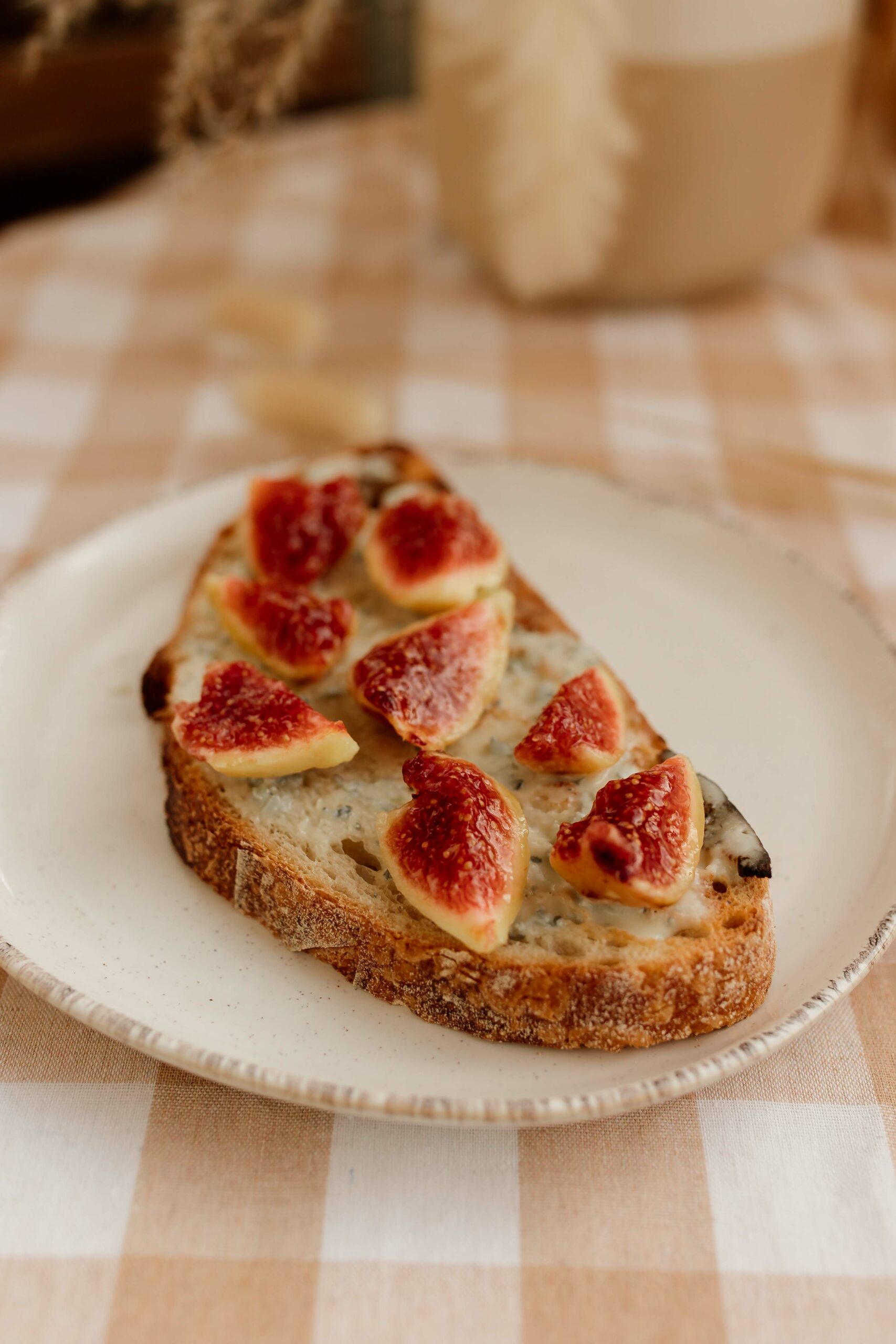 Tostada de higos con queso azul